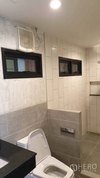 Townhouse for rent or sale in Khlong Toei, Bangkok - Bathroom with vanity, vent fan and separate shower area.