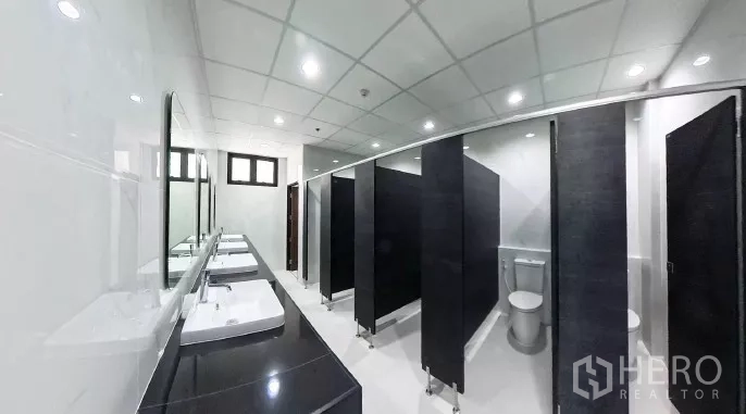 โรงงาน ให้เช่าในSamut Prakan - ห้องน้ำสมัยใหม่ มีห้องสุขาหลายห้อง อ่างล้างหน้าและไฟเพดานสว่าง