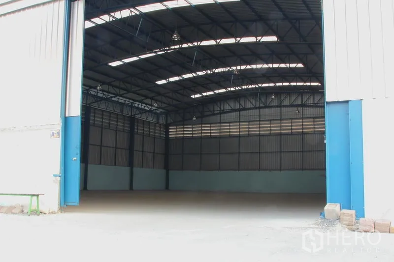 Warehouse for rent in Lat Krabang, Bangkok - Wide warehouse entrance with large sliding doors and clear-span storage space ready for loading operations.