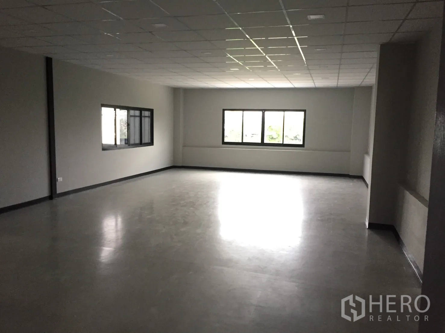 โกดัง for rent in Bang Phli, Samut Prakan - ห้องสำนักงานพร้อมหน้าต่างและพื้นเรียบใต้ฝ้าแบบกริด
