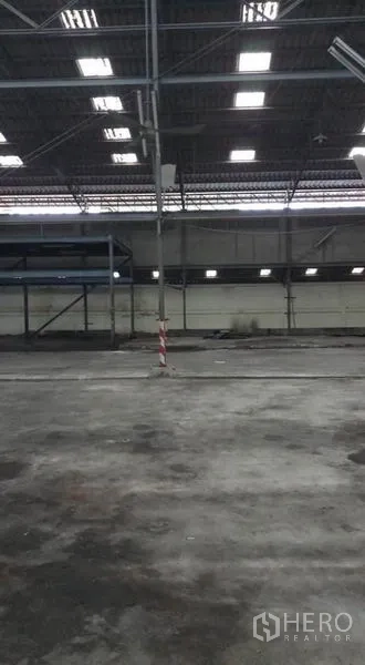 Warehouse for rent in Bang Phli, Samut Prakan - Open warehouse bay with steel trusses and roof skylights.