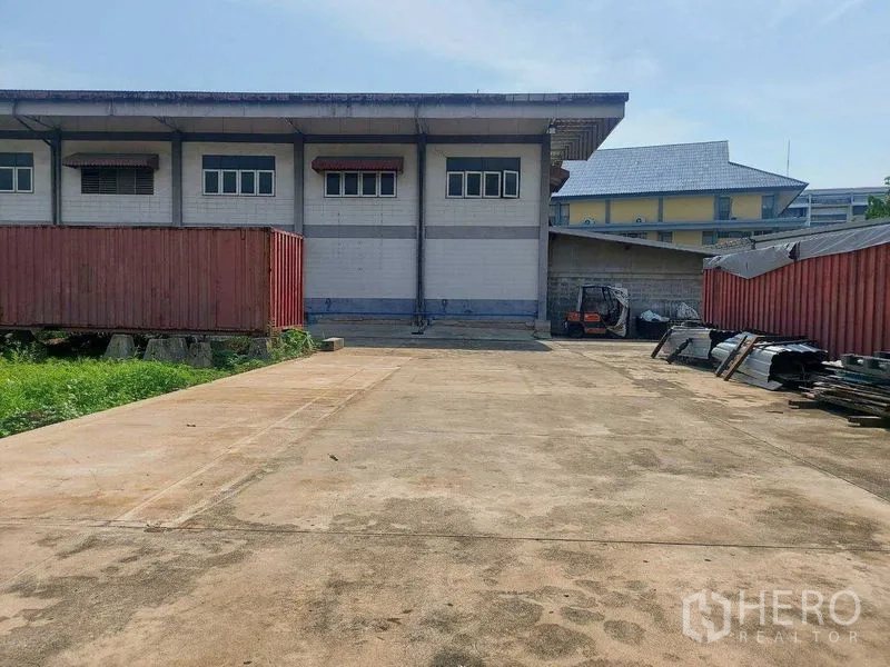 货栈 出租在Min Buri, Bangkok - 后方装卸区，宽阔硬地、集装箱与通往仓库的出入口