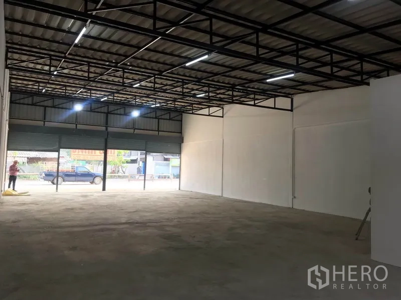 货栈 出租在Lam Luk Ka, Pathum Thani - 从仓库朝门面方向的视角，三道卷帘门与良好采光。