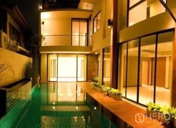 บ้าน ให้เช่าในKhlong Toei, Bangkok - ลานสระว่ายน้ำส่วนตัวคู่กับพื้นที่นั่งเล่นผนังกระจกสว่างไสว