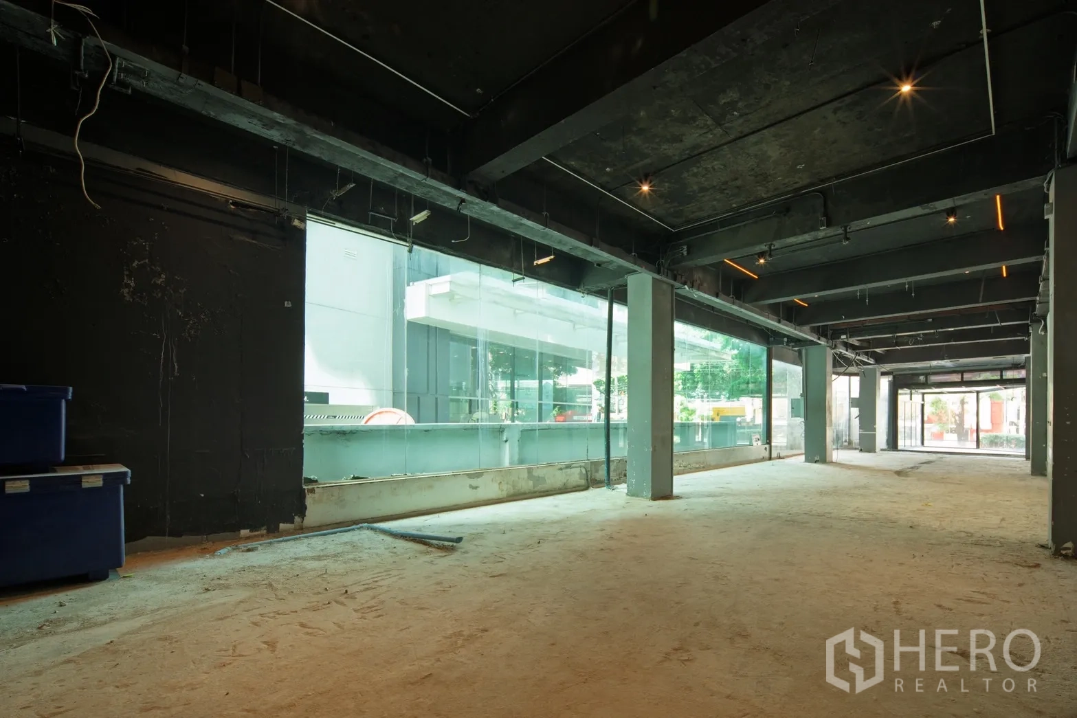 Retail Space for rent - Open retail space with an expansive ribbon window bringing daylight along the side wall.