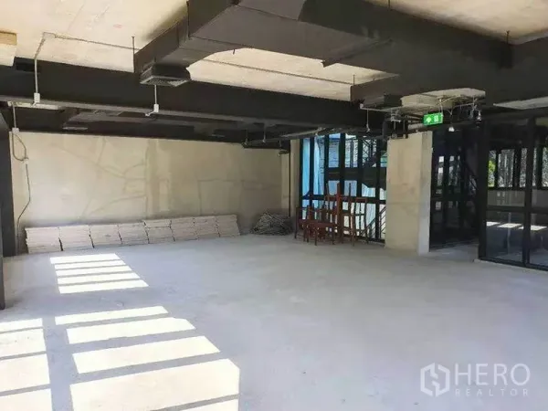 Retail Space for rent in Watthana, Bangkok - Open-plan retail shell with exposed ceiling, ducting, concrete floor and large windows.