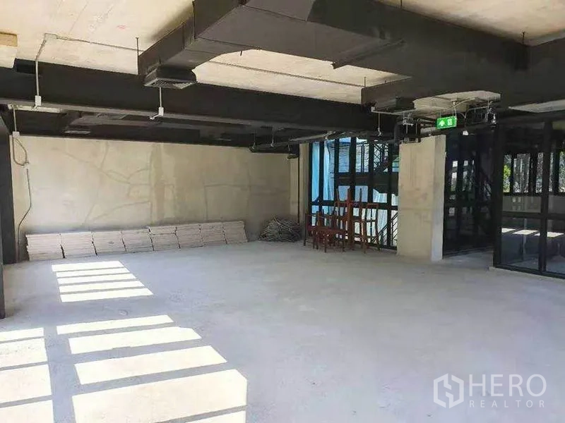 Retail Space for rent in Watthana, Bangkok - Open-plan retail shell with exposed ceiling, ducting, concrete floor and large windows.