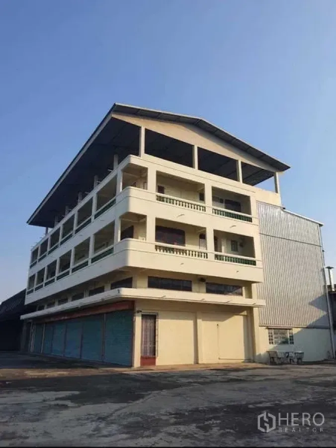 货栈 出租或出售在Mueang Pathum Thani, Pathum Thani - 多层办公楼转角视角，紧连仓库园区。