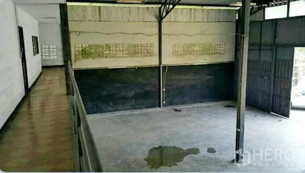 货栈 出租在Sai Mai, Bangkok - 从夹层俯瞰混凝土地面，墙体带通风砖与钢结构屋顶。