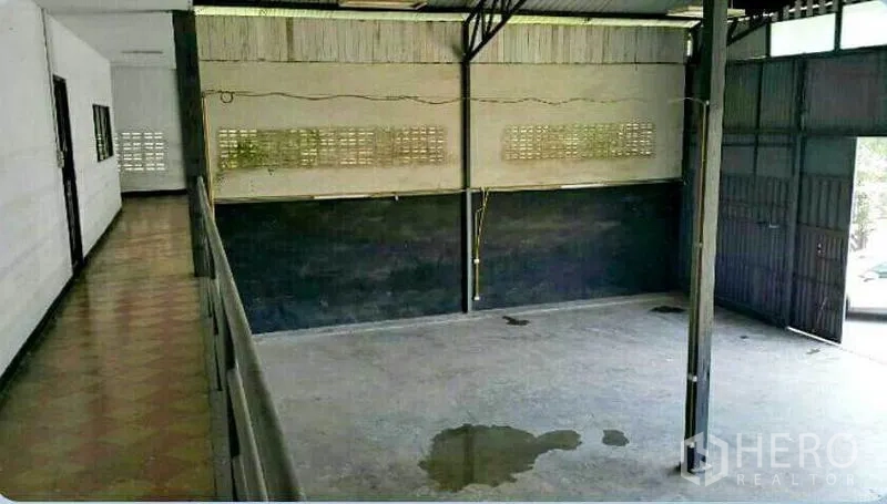货栈 出租在Sai Mai, Bangkok - 从夹层俯瞰混凝土地面，墙体带通风砖与钢结构屋顶。