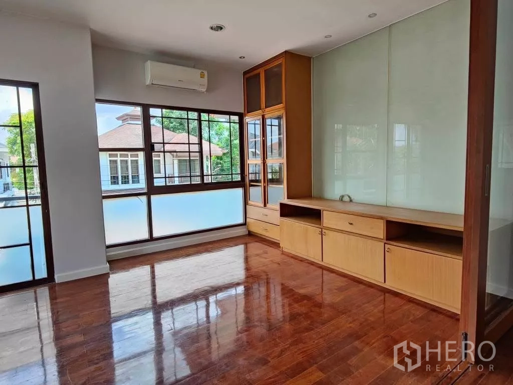 Detached House for rent or sale in Mueang Nonthaburi, Nonthaburi - Bedroom with bay-style windows, built-in cabinetry and wall-mounted air conditioner.