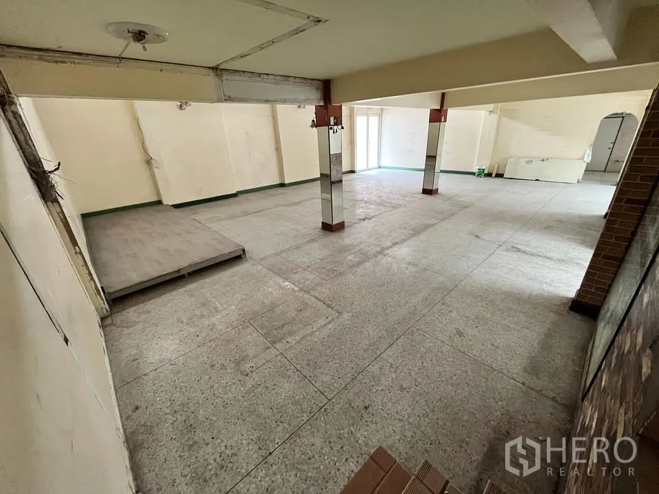 Detached House for rent in Suan Luang, Bangkok - Open plan lower level with mirrored columns and small stage.