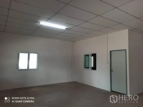 โรงงาน ให้เช่าในMin Buri, Bangkok - ห้องออฟฟิศภายในโรงงาน มีหน้าต่าง ประตู และไฟฟลูออเรสเซนต์