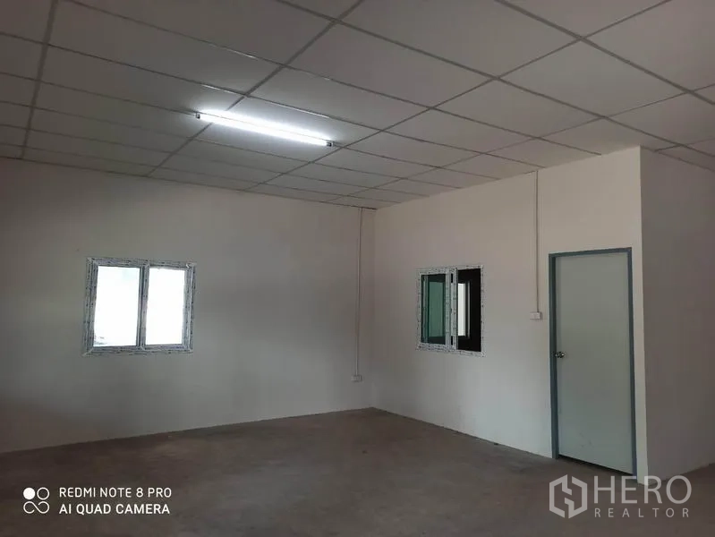 โรงงาน ให้เช่าในMin Buri, Bangkok - ห้องออฟฟิศภายในโรงงาน มีหน้าต่าง ประตู และไฟฟลูออเรสเซนต์