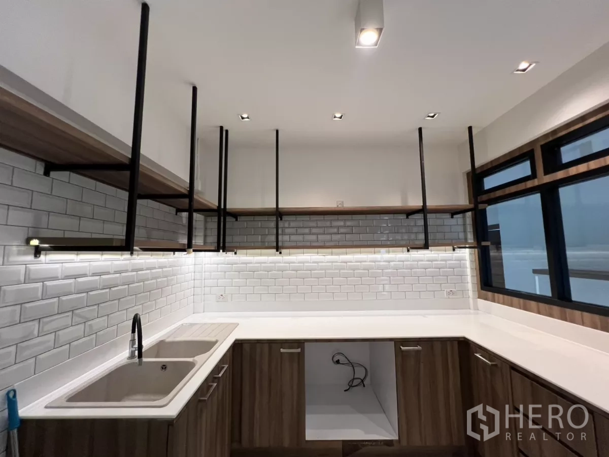 带办公室的家 出租或出售在Phra Khanong, Bangkok - 厨房角度展示开放层板、柜下灯与大台面