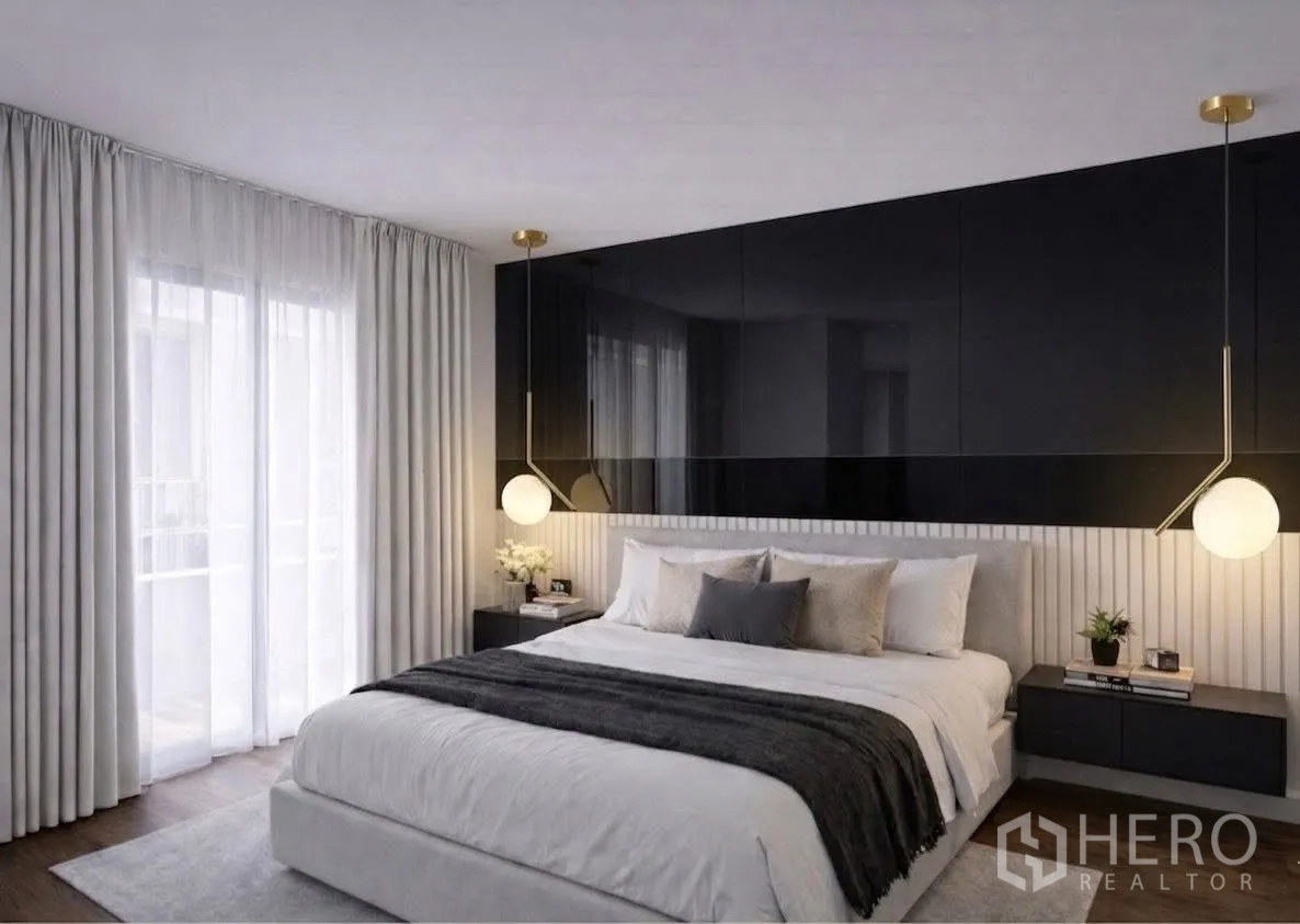 Detached House for rent in Suan Luang, Bangkok - Contemporary bedroom featuring a glossy black accent wall and pendant lighting.