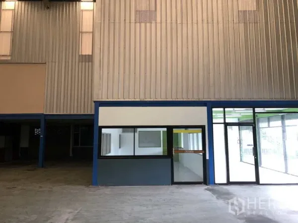 Warehouse for rent in Bang Phli, Samut Prakan - Internal office pod with windows and sliding glass entry inside the warehouse.