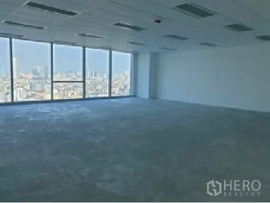 Office Space for rent in Din Daeng, Bangkok - Large office interior with wall-to-wall windows overlooking the Bangkok skyline.