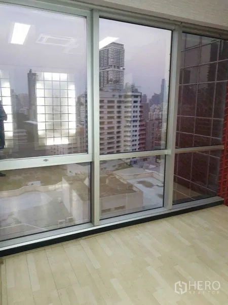 办公空间 出租 - 滑动玻璃窗带来采光与城市景观的小型办公间。