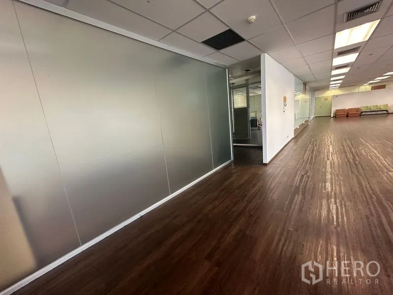 Office Space for rent in Bang Rak, Bangkok - Hallway beside a frosted glass wall leading to the open office space.