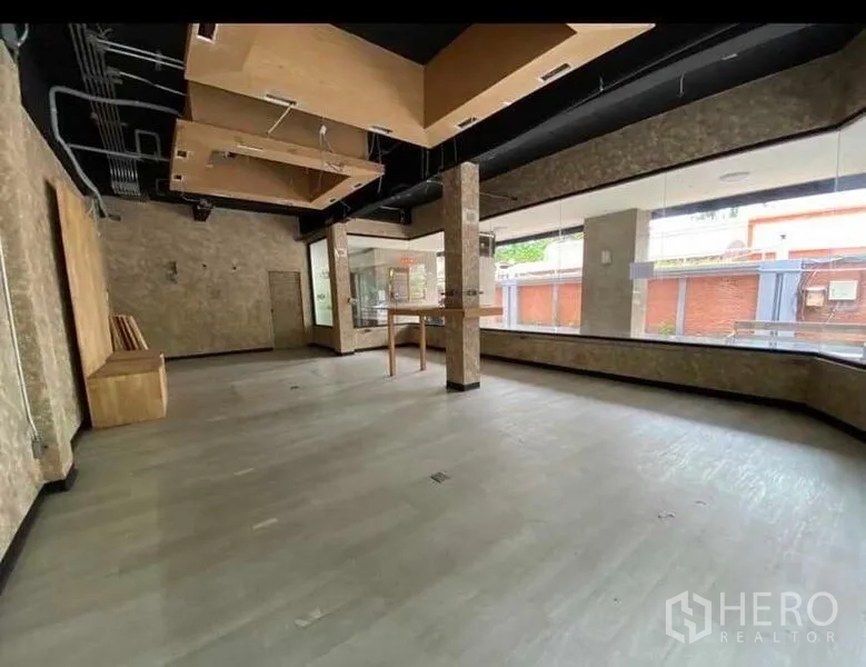 Retail Space for rent in Bang Rak, Bangkok - Corner glass frontage providing panoramic street visibility, ideal for a showroom.