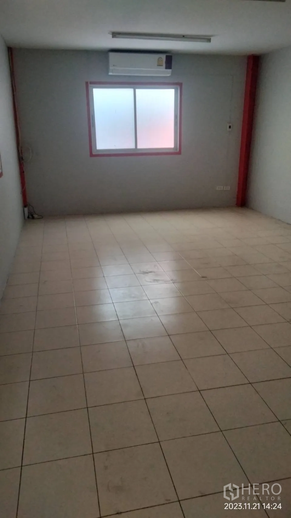 Warehouse for rent in Bang Phli, Samut Prakan - Tiled office room with a sliding window and wall-mounted air conditioner.