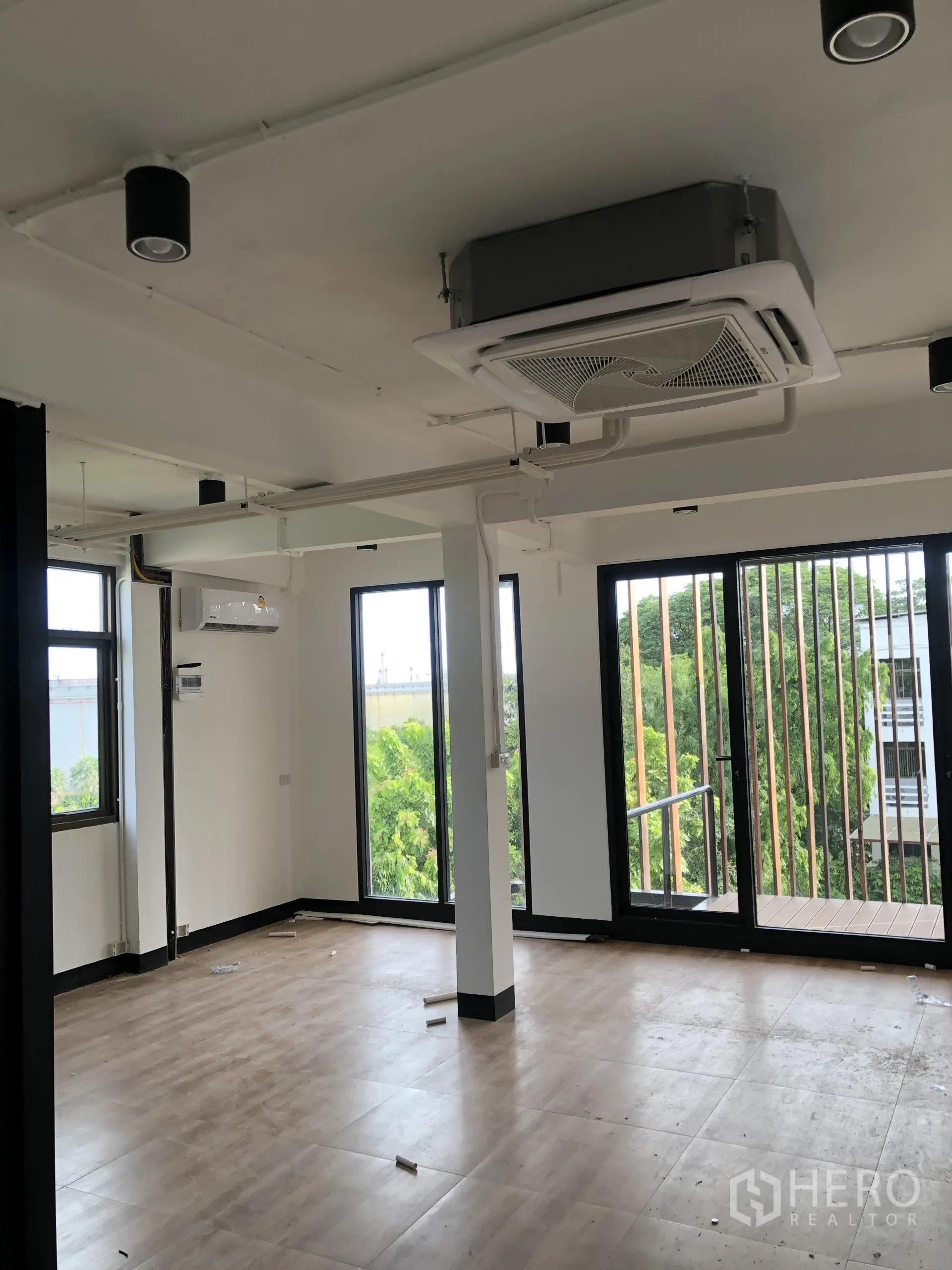 Home Office for rent in Phra Khanong, Bangkok - Bright upper floor with cassette air-conditioning, wide windows and access to a balcony.