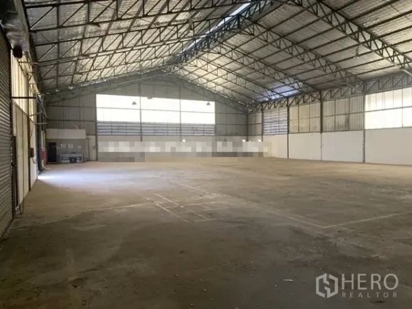 คลังสินค้า ให้เช่าในSaphan Sung, Bangkok - ภายในโกดังโปร่งหลังคาโครงเหล็กสูง มีช่องแสง ประตูม้วน และพื้นคอนกรีต