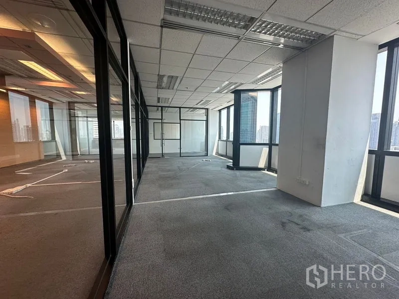 Office Space for rent in Khlong Toei, Bangkok - Corner workspace with multiple windows and natural light across the Bangkok skyline.