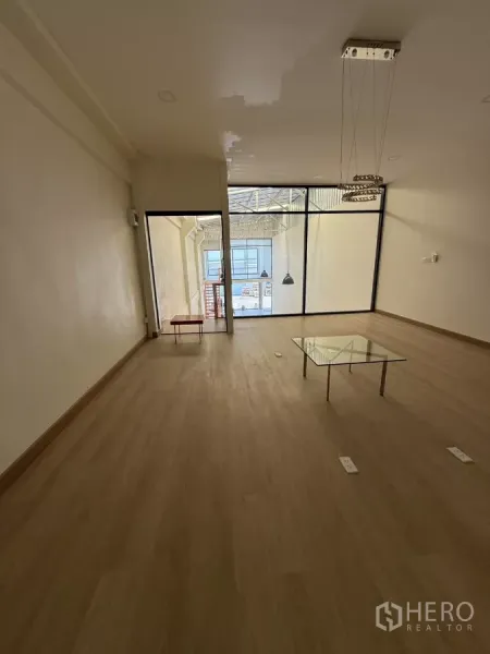 货栈 出租在Suan Luang, Bangkok - 夹层办公室俯瞰仓库，吊灯与木纹地板
