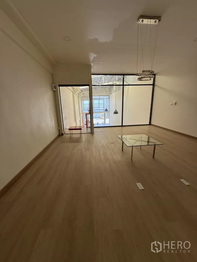 货栈 出租在Suan Luang, Bangkok - 夹层办公室俯瞰仓库，吊灯与木纹地板