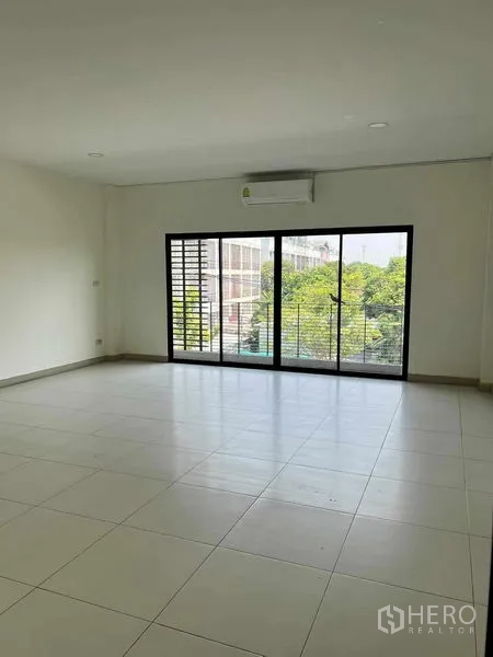 Home Office for rent in Bang Kapi, Bangkok - Open-plan office level with wide floor-to-ceiling glass, balcony screen and ample natural light.