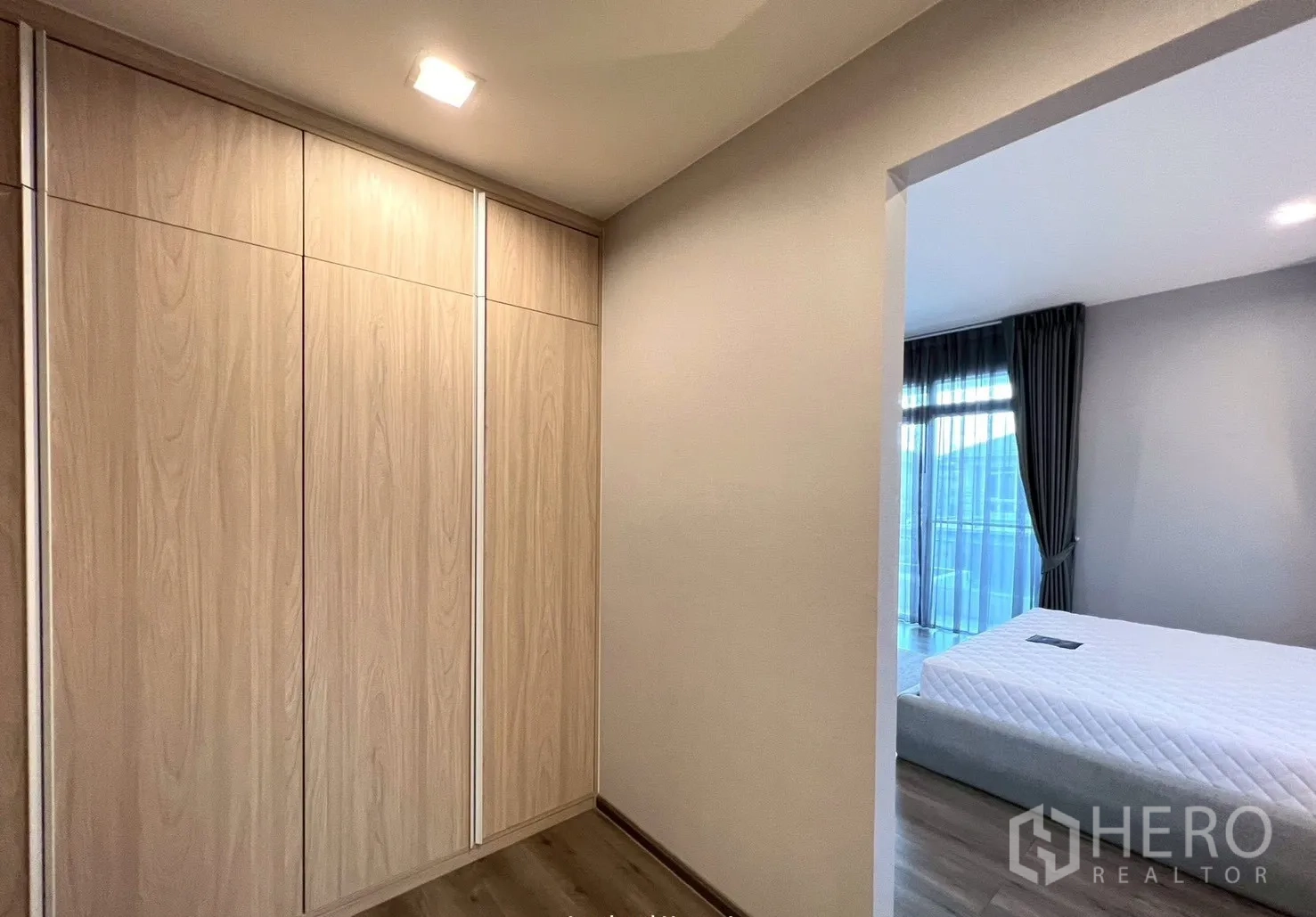 Detached House for rent in Prawet, Bangkok - Built-in wardrobe wall with mirrored sliding door