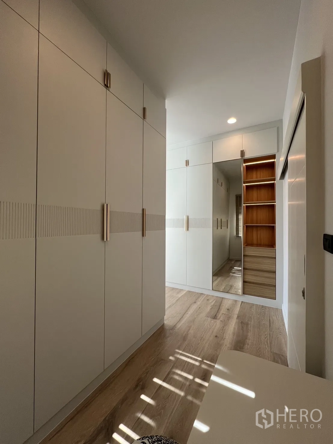 Detached House for rent or sale in Bang Kapi, Bangkok - Master bathroom with double vanity, freestanding bathtub and large mirror.