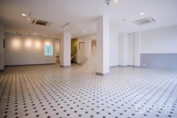带办公室的家 出租在Khlong Toei, Bangkok - 采光充足的开放式楼层，花纹瓷砖地面，立柱、射灯与嵌入式吊顶空调。