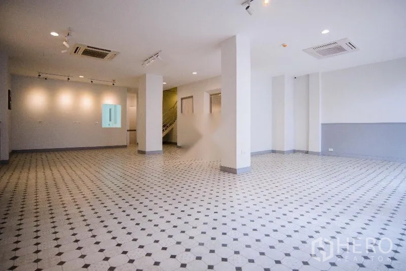 带办公室的家 出租在Khlong Toei, Bangkok - 采光充足的开放式楼层，花纹瓷砖地面，立柱、射灯与嵌入式吊顶空调。