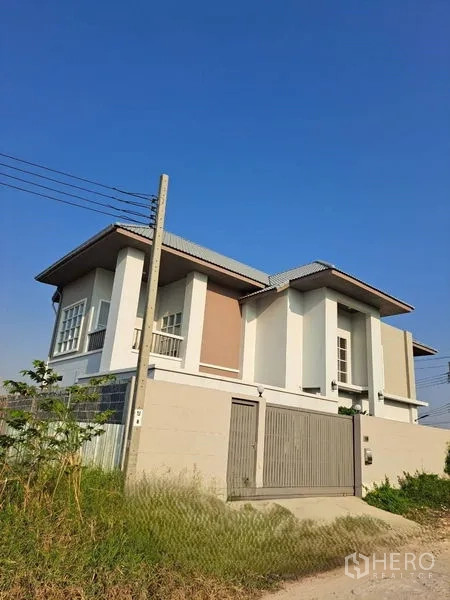 Detached House for rent in Prawet, Bangkok - Street-side view of the detached house exterior and boundary wall in Prawet, Bangkok.