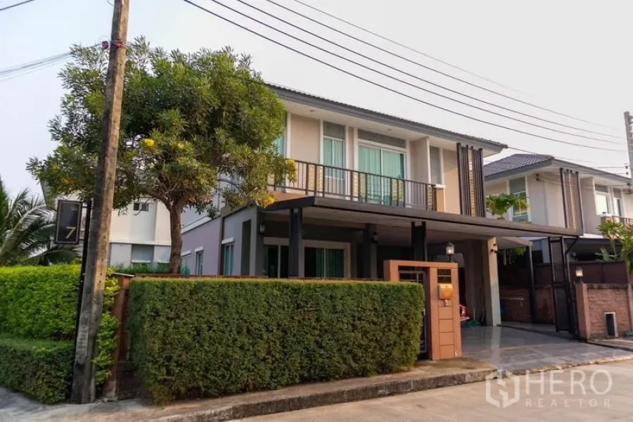 Detached House for rent - Two-storey detached house with carport, balcony and trimmed hedge in a gated community in Suan Luang, Bangkok