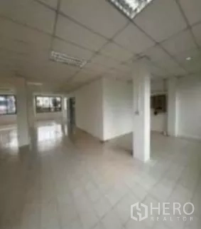 Retail Space for rent in Pathum Wan, Bangkok - Spacious retail unit with tiled flooring, support columns and partition walls under fluorescent ceiling lights.