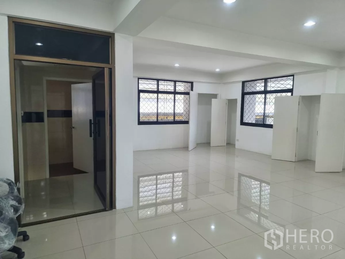 Factory for rent in Mueang Samut Prakan, Samut Prakan - Open-plan office with glass entry, windows and built-in restrooms.