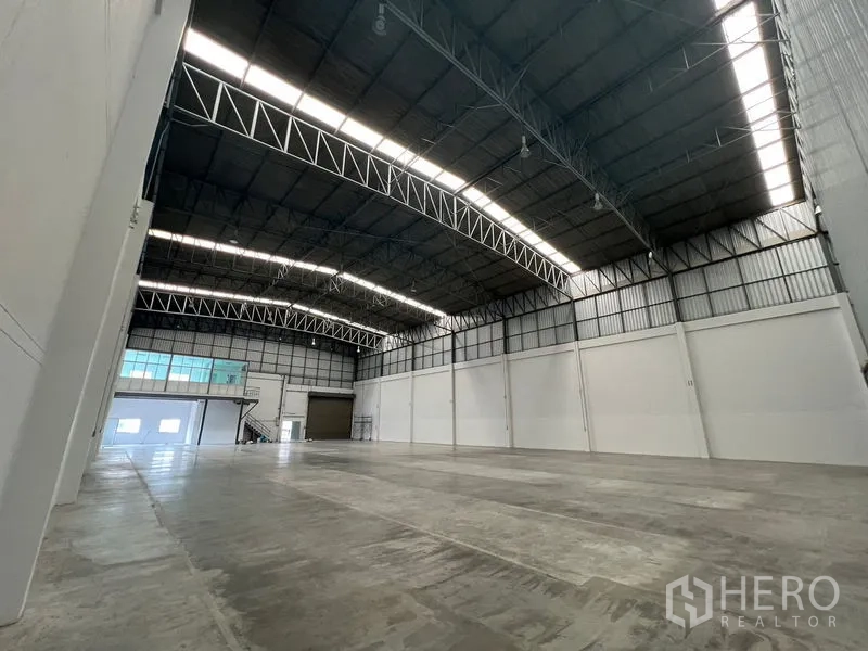 货栈 出租在Lat Krabang, Bangkok - 高位仓库空间，钢梁桁架与自然采光带。