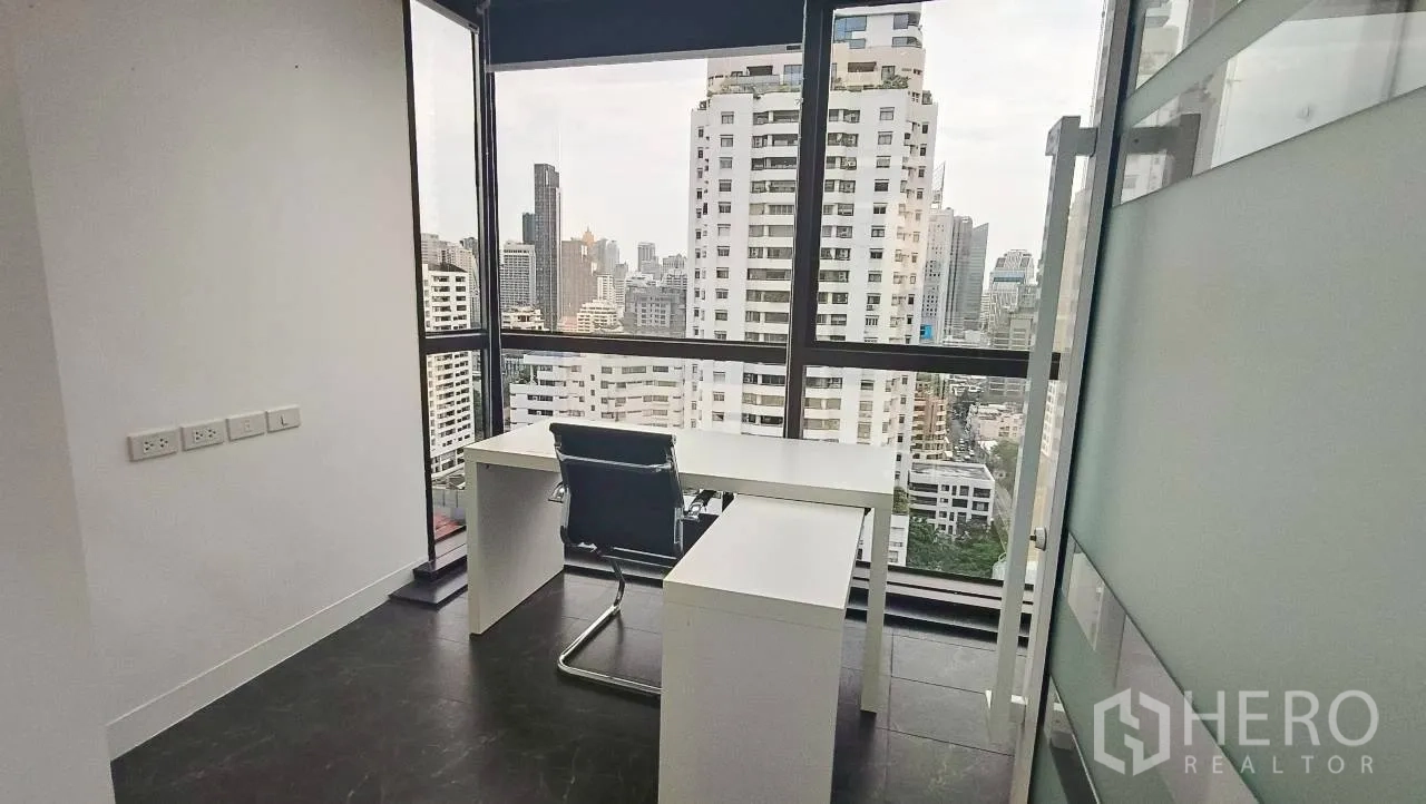 ออฟฟิศ for rent in Ratchathewi, Bangkok - ออฟฟิศสว่างด้วยหน้าต่างกว้างและโต๊ะเดี่ยว.