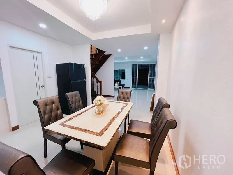 联排别墅 出租在Huai Khwang, Bangkok - 开放式餐区与客厅相连，通向推拉玻璃门。
