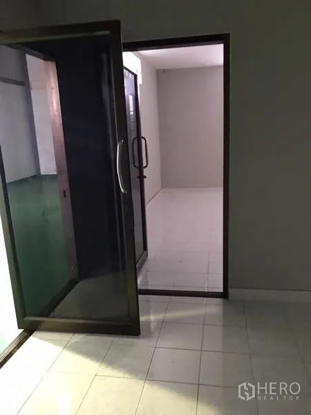 Factory for rent in Bang Phli, Samut Prakan - Glass door connecting the office area to the production floor.