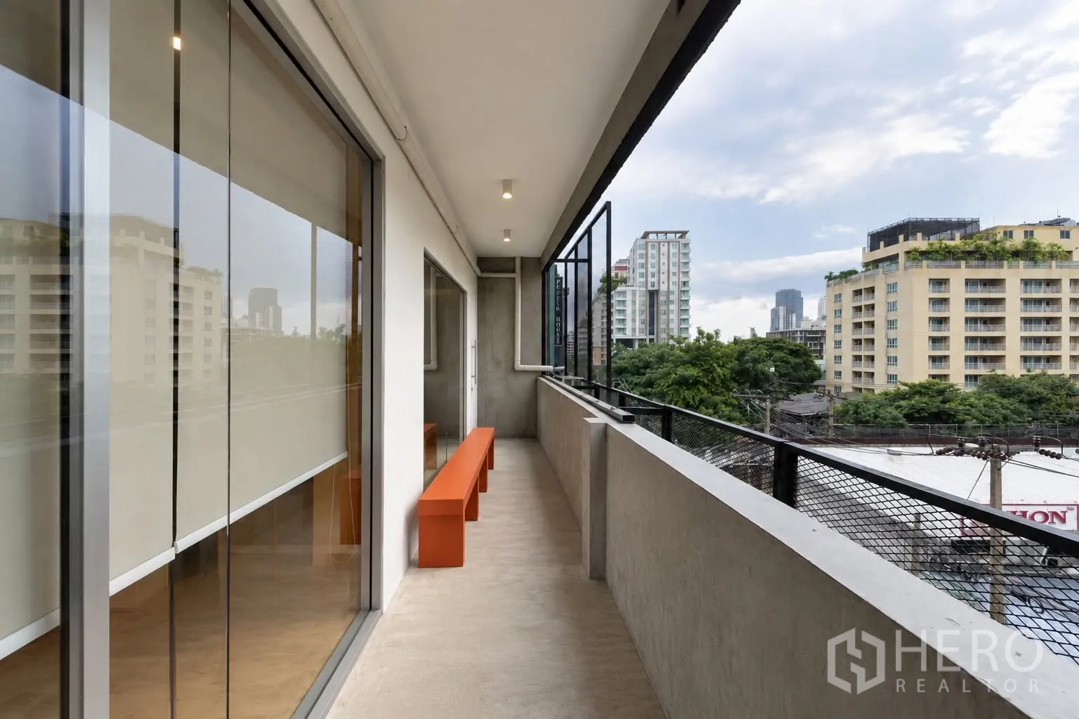 零售空间 for rent in Watthana, Bangkok - 狭长阳台设长凳，可眺望城市与绿树景观。