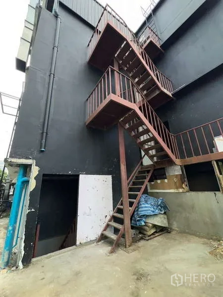 店屋 出租 - 建筑外墙上的金属消防楼梯。