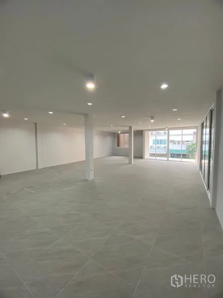 带办公室的家 出租或出售在Suan Luang, Bangkok - 大面积灵活办公区，LED照明、承重柱与宽窗。