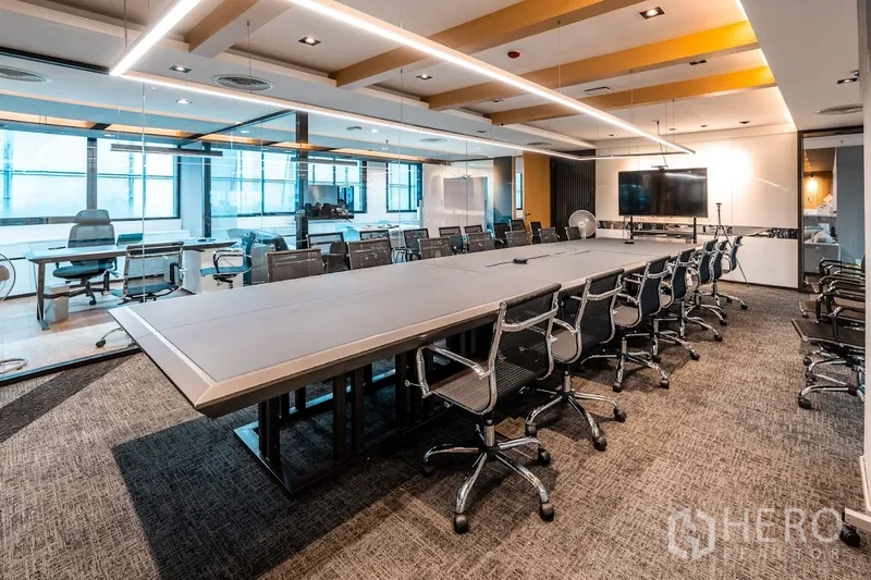 ออฟฟิศ for rent in Bang Rak, Bangkok - ห้องประชุมใหญ่โต๊ะยาว เก้าอี้ล้อ ผนังกระจก และจอทีวี
