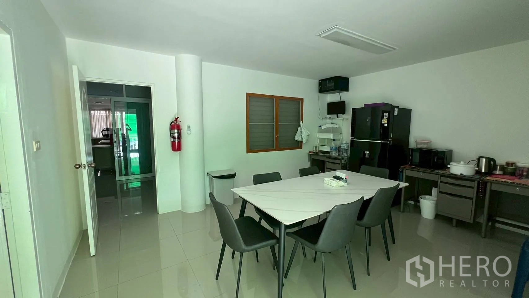 Home Office for rent in Wang Thonglang, Bangkok - Break room with dining table, refrigerators and small appliances.