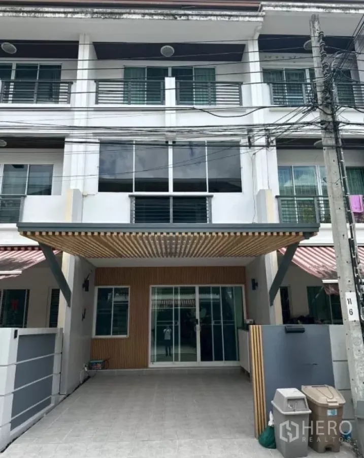 ทาวน์เฮาส์ ให้เช่าในChom Thong, Bangkok - หน้าบ้านทาวน์โฮม 3 ชั้น มีที่จอดรถและประตูบานเลื่อนกระจก